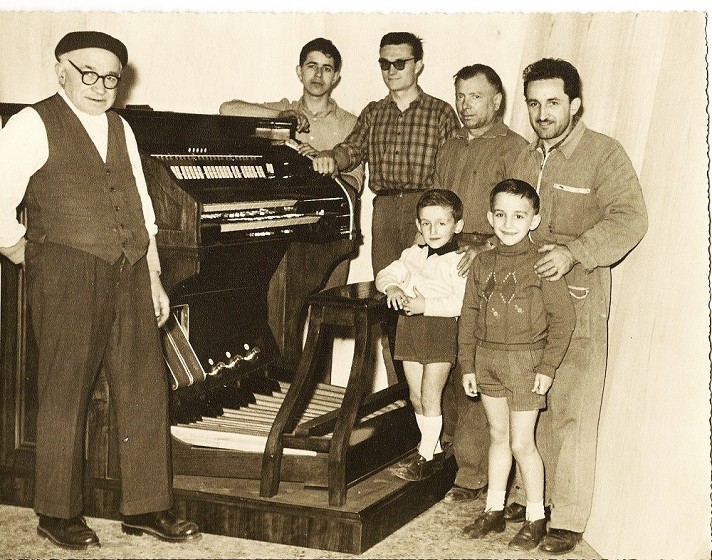 1960, Cav.Raffaele Marin a sinistra, il figlio Filippo e i nipoti Raffaele e Mario
