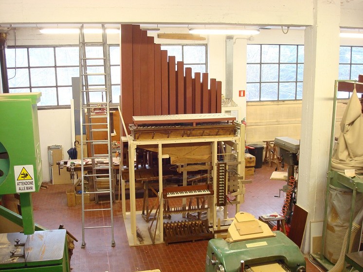 Falegnameria: organo in fase di montaggio e restauro