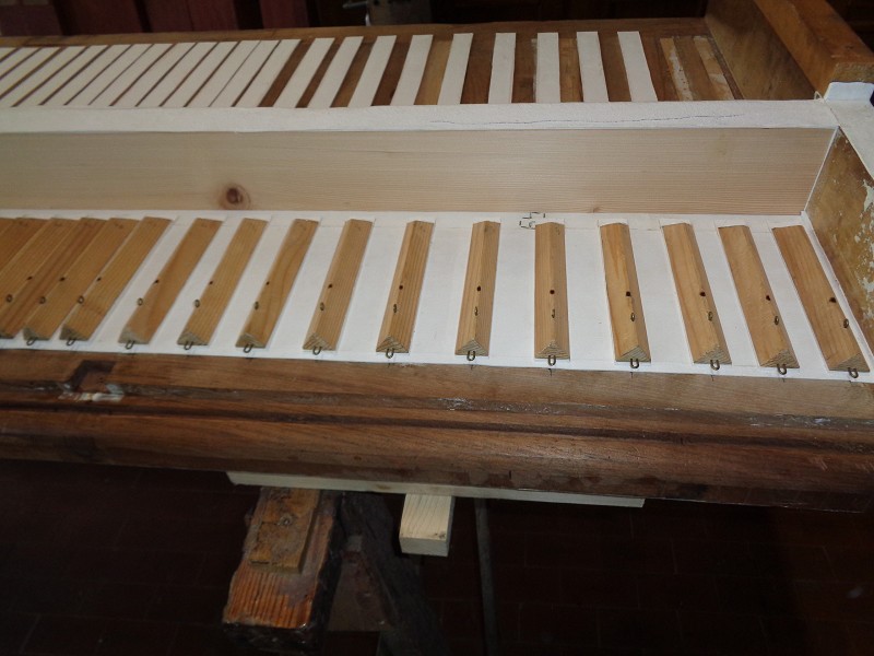 Somiere maestro in fase di restauro in laboratorio: re-impellatura dei ventilabri